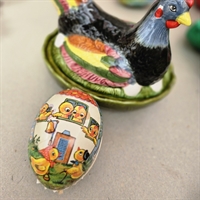 pap-paaskeaeg-andemor-roedt-toerklaede-aellinger-i-huset-gammelt-paaskepynt